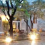 Logis - Restaurant Les Cedres 酒店 3*