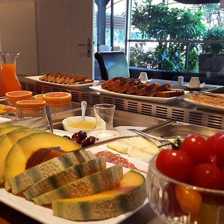 Отель Logis - Restaurant Les Cedres 3*