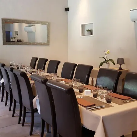 מלון Logis - Restaurant Les Cedres 3*