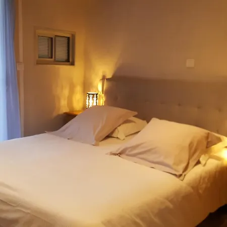 Отель Logis - Restaurant Les Cedres Вильнёв-ле-Авиньон