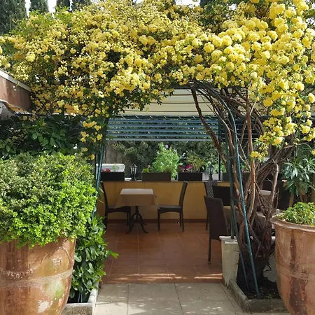 Logis Hotel - Restaurant Residence Les Cedres 3*