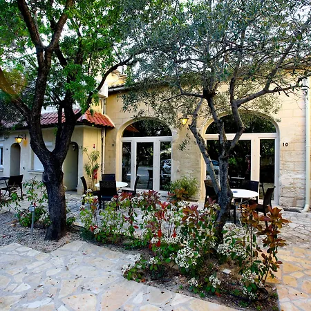 Logis - Restaurant Les Cedres Отель