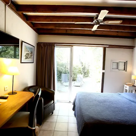 Logis - Restaurant Les Cedres Отель 3*