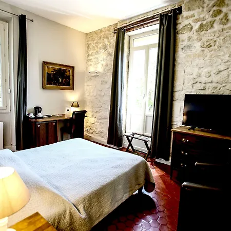 Отель Logis - Restaurant Les Cedres Вильнёв-ле-Авиньон