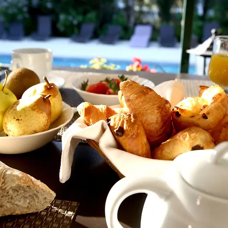 Отель Logis - Restaurant Les Cedres Вильнёв-ле-Авиньон