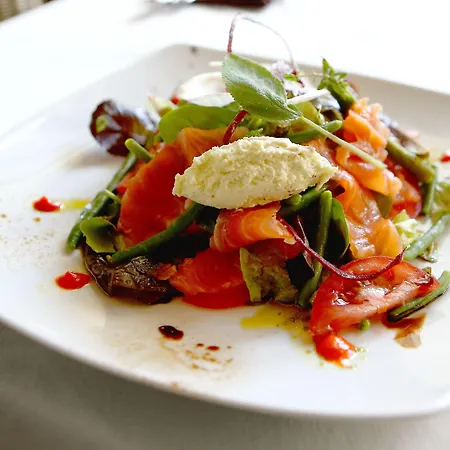 Logis - Restaurant Les Cedres Отель