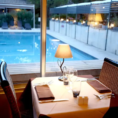 Logis - Restaurant Les Cedres Отель 3*