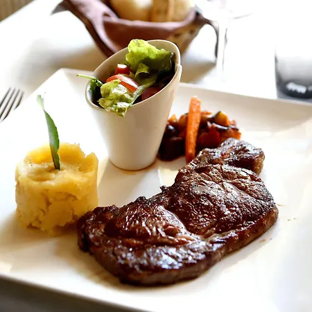 Logis - Restaurant Les Cedres 3*