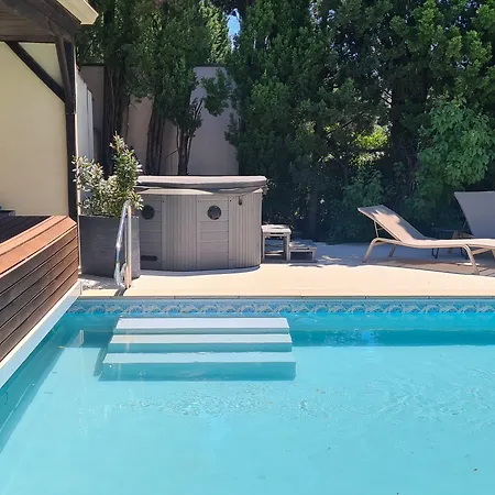 Hotel Logis Hotel - Restaurant Residence Les Cedres 3*