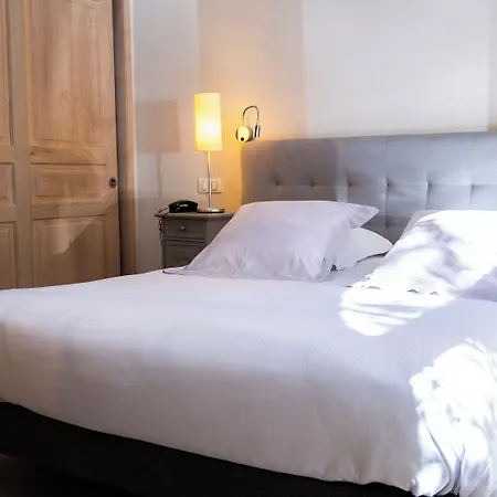 Logis - Restaurant Les Cedres Отель 3*