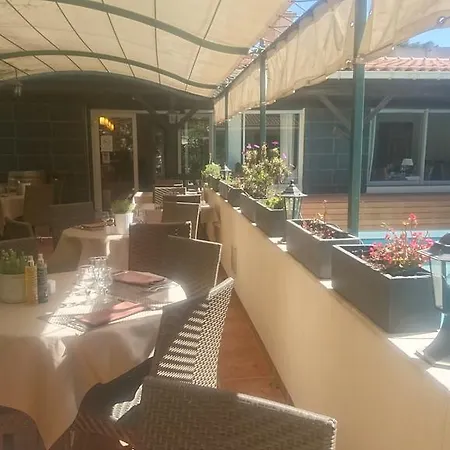 Отель Logis - Restaurant Les Cedres