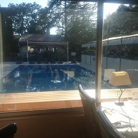 Logis - Restaurant Les Cedres מלון
