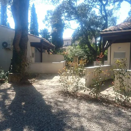 Отель Logis - Restaurant Les Cedres 3*