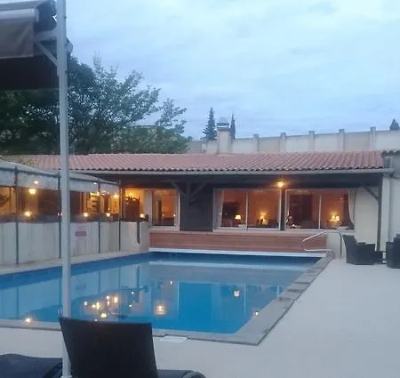 Отель Logis - Restaurant Les Cedres Вильнёв-ле-Авиньон