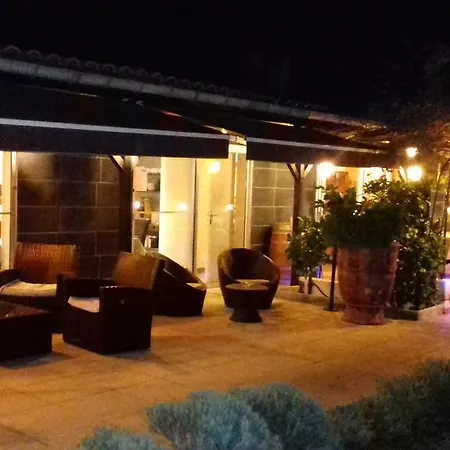 Logis Hotel - Restaurant Residence Les Cedres Villeneuve-les-Avignon