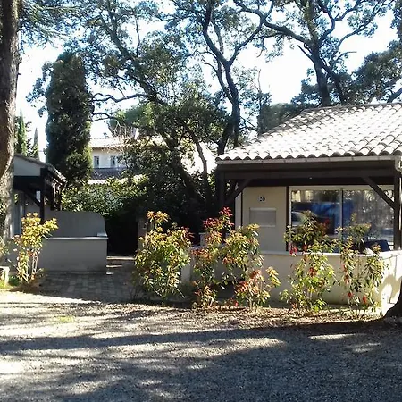 Logis Hotel - Restaurant Residence Les Cedres 3*