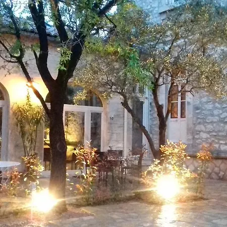 Logis - Restaurant Les Cedres מלון 3*