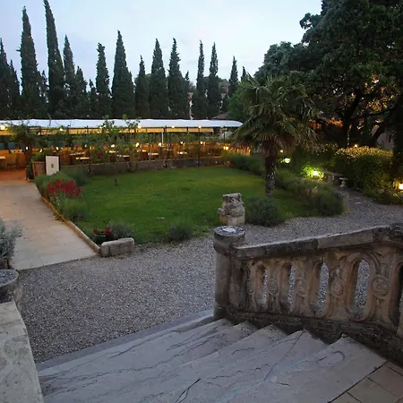 Logis Hotel - Restaurant Residence Les Cedres 3*