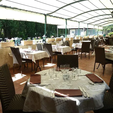 Logis Hotel - Restaurant Residence Les Cedres 3*