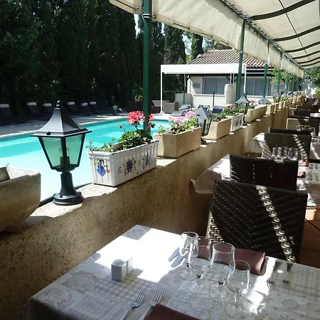 Logis Hotel - Restaurant Residence Les Cedres 3*