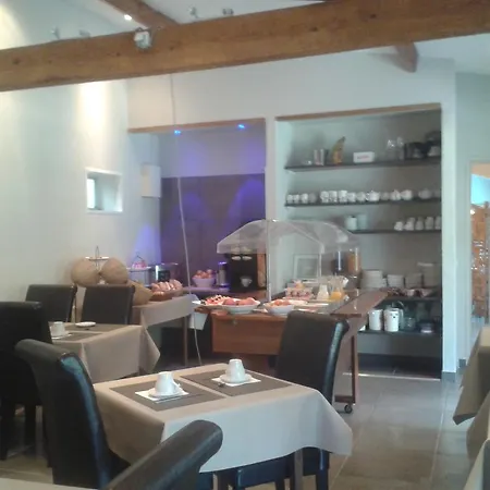 Hotel Logis Hotel - Restaurant Residence Les Cedres 3*