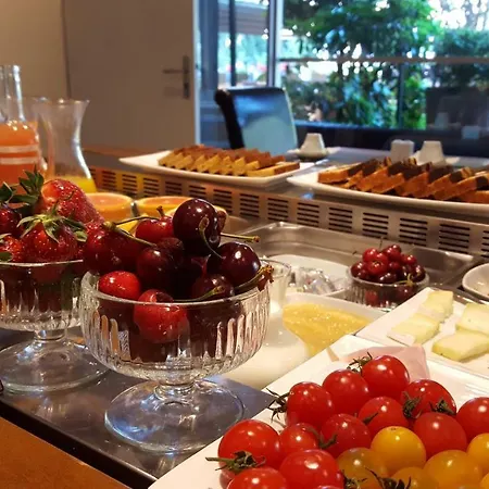 Отель Logis - Restaurant Les Cedres