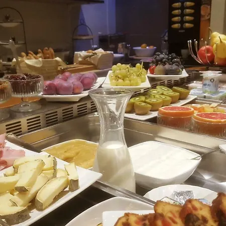 Logis - Restaurant Les Cedres Отель 3*