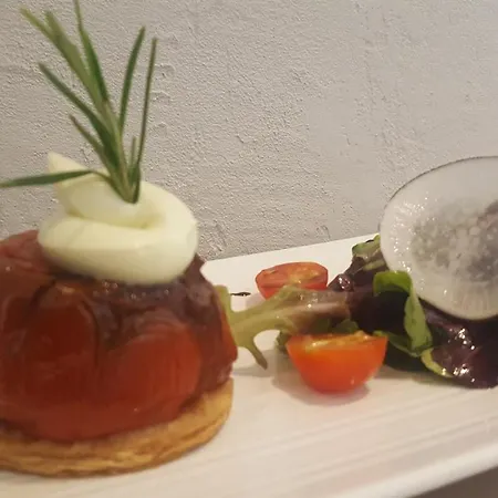 Hotel Logis Hotel - Restaurant Residence Les Cedres 3*
