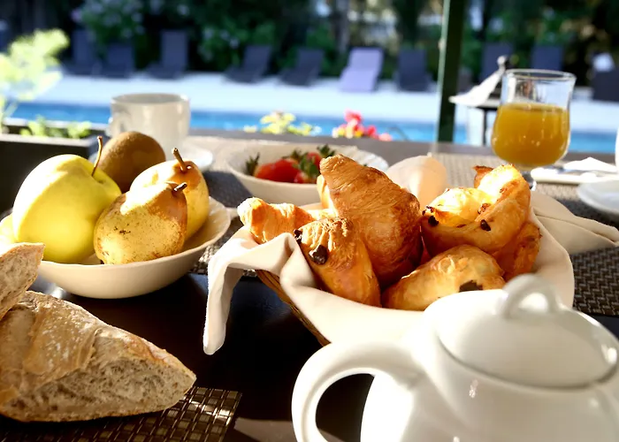 Hotel Logis - Restaurant Résidence Les Cèdres Villeneuve-lès-Avignon